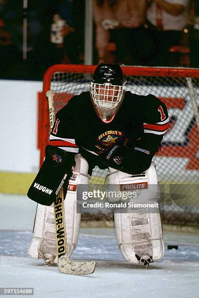 KEANU REEVES PLAYING ICE HOCKEY