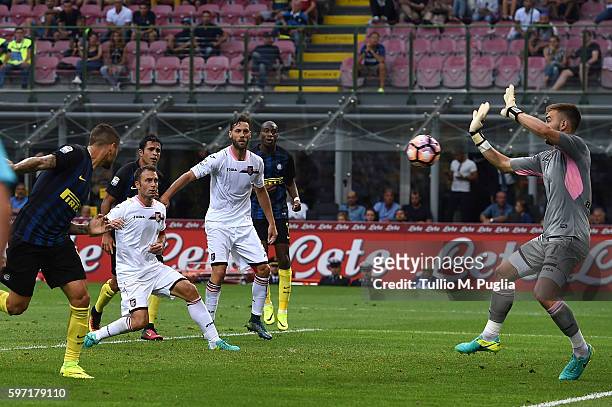 Mauro Icardi of Internazionale scores the equalizing goal during the Seria A match between FC Internazionale and US Citta di Palermo at Stadio...