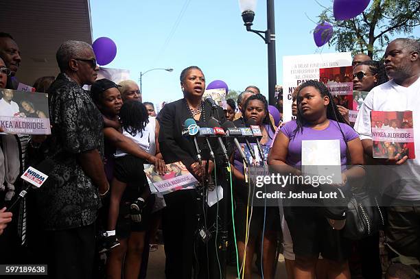 Jolinda Wade, the aunt of Nykea Aldridge and mother of basketball player Dwyane Wade, center, speaks to reporters during a prayer vigil for her niece...