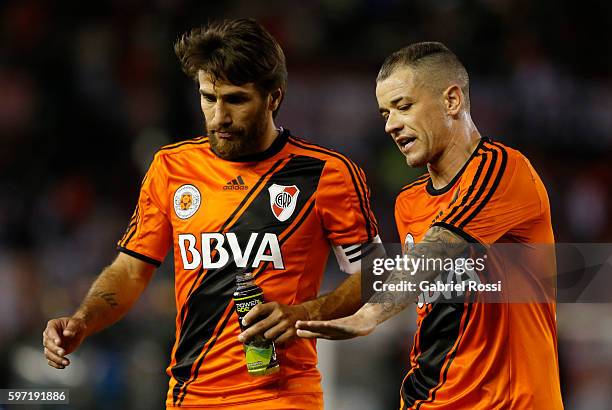 Andres D'Alessandro of River Plate talks with teammate Leonardo Ponzio during a match between River Plate and Banfield as part of first round of...
