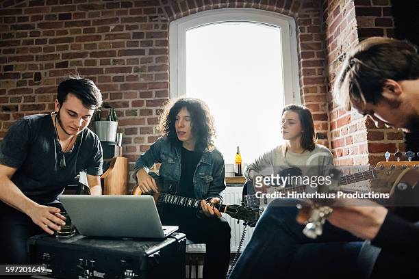 band composing a new song in a studio - performance group stockfoto's en -beelden