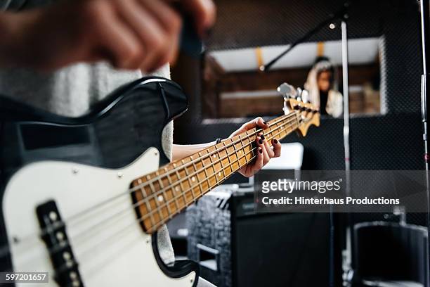 hand of a musician on a guitar - rehearsal imagens e fotografias de stock