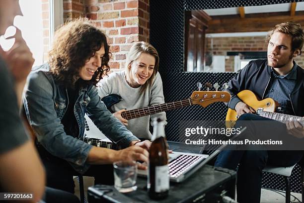 band rehearsal in a small record studio - bandprobe stock-fotos und bilder