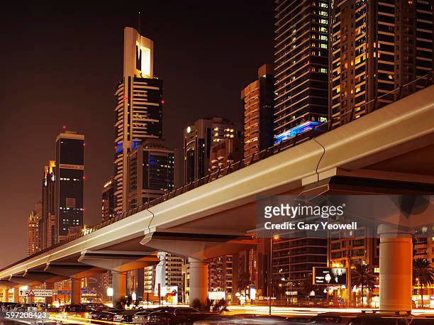 dubai metro rta along sheikh zayed road at night - dubai metro stockfoto's en -beelden