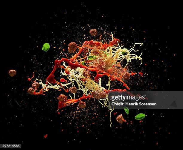spaghetti and meatballs splashing in air - sauce stockfoto's en -beelden