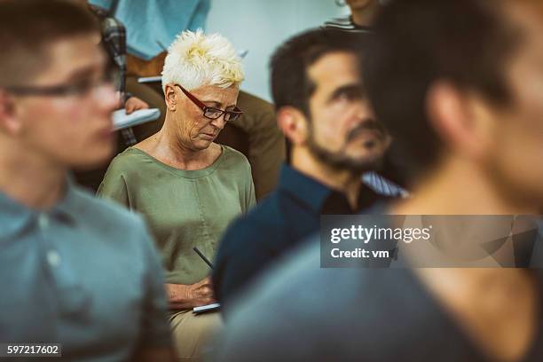 nahaufnahme des publikums - gewerkschaft stock-fotos und bilder