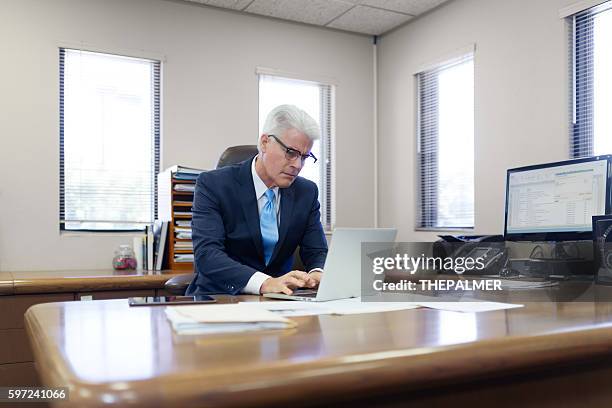 diretor executivo de empresa no seu escritório - cfo imagens e fotografias de stock