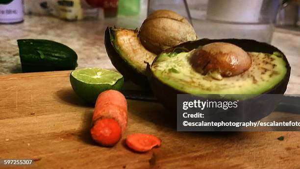 aguacates - aguacates stock-fotos und bilder