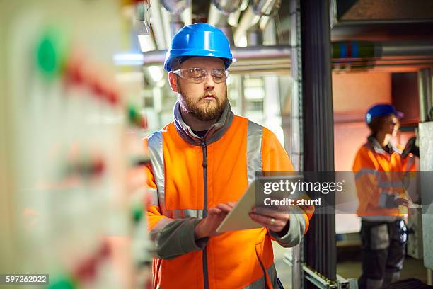 maintenance engineer - air conditioning technician stock pictures, royalty-free photos & images