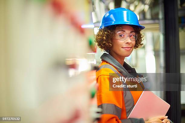 female engineer - ac repair stockfoto's en -beelden