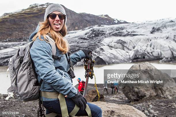 a hike on the solheimajokull glacier - extremlandschaft stock-fotos und bilder