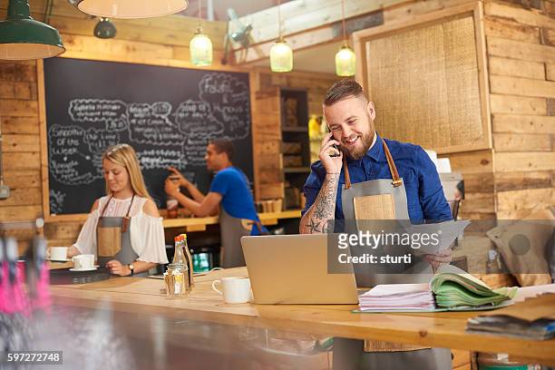 電話でハッピーコーヒーショップのオーナー - restaurant bill ストックフォトと画像