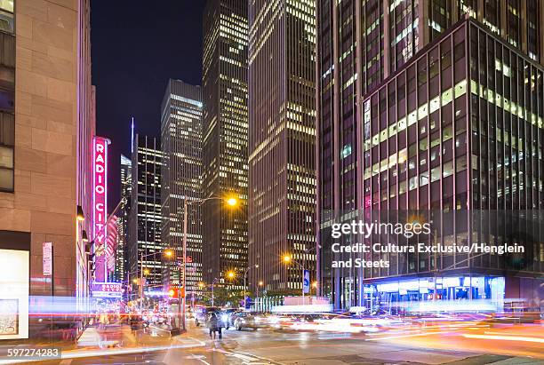 radio city music hall at night, new york, usa - cultura americana stock-fotos und bilder