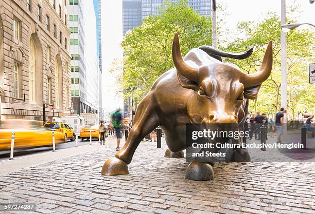 charging bull bronze sculpture on wall street, new york, usa - charging bull stock-fotos und bilder