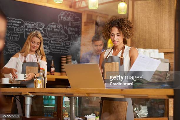 coffee shop manager - busy coffee shop stockfoto's en -beelden