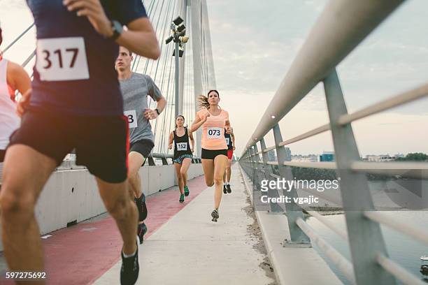 marathonläufer. - marathon stock-fotos und bilder