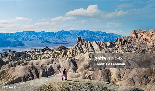 death valley panoramic - coppia eterosessuale foto e immagini stock