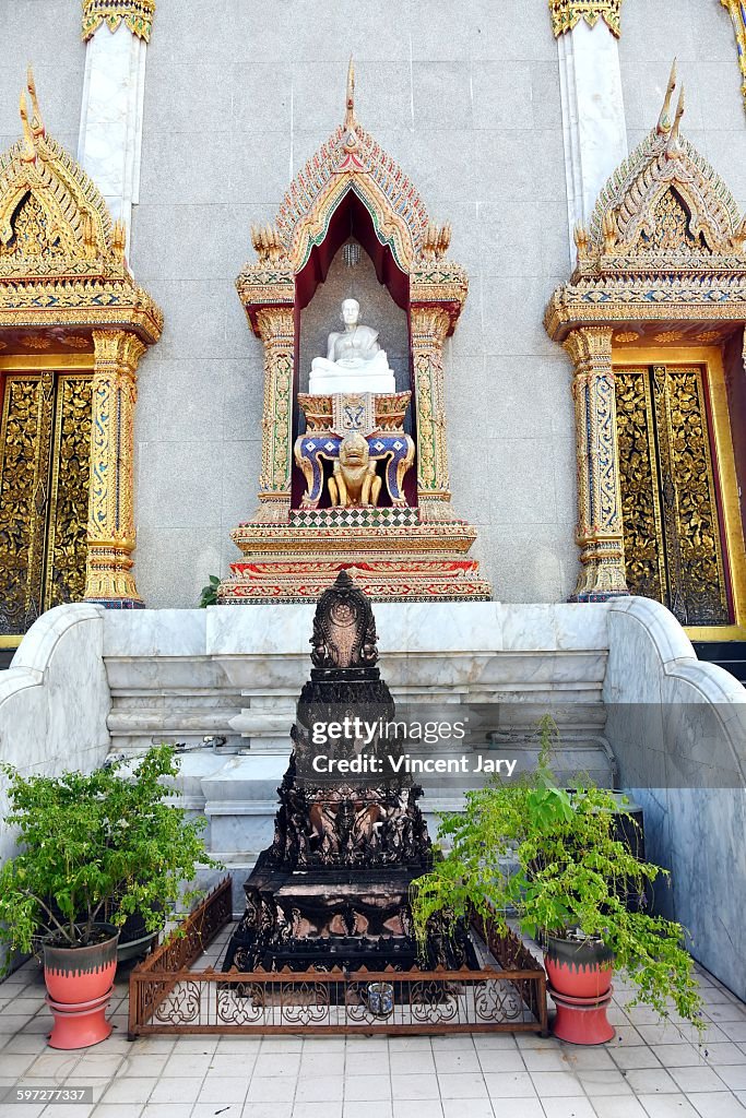 Wat Intharawihan temple at bangkok thailand