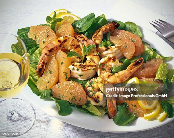 grilled prawn and grapefruit salad on a platter - pompelmo foto e immagini stock