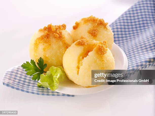 potato dumplings with buttered breadcrumbs - teigtaschen stock-fotos und bilder