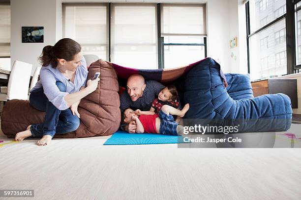 family playing in blanket fort - fortress stockfoto's en -beelden