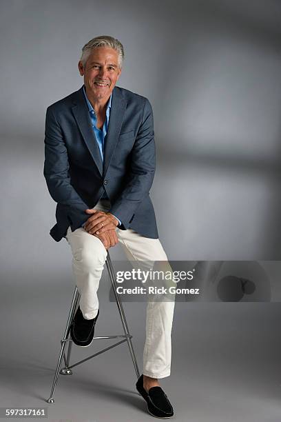 caucasian businessman smiling on stool - tabouret photos et images de collection