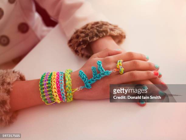 mixed race girl wearing handmade jewelry - bracelet tissu photos et images de collection
