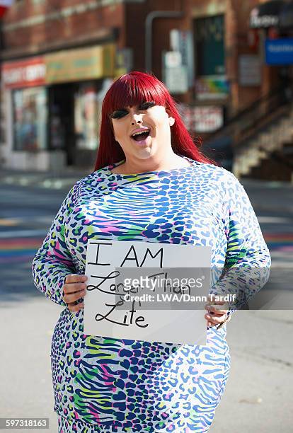 caucasian drag queen holding empowering sign - beautiful transvestite 個照片及圖片檔
