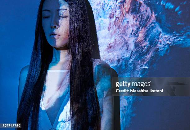woman in front of projection with underwater model - asian woman dream stockfoto's en -beelden
