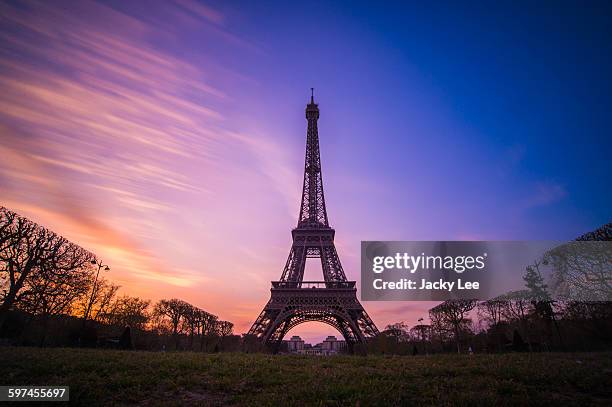 eiffel tower - eiffel tower at night stock pictures, royalty-free photos & images