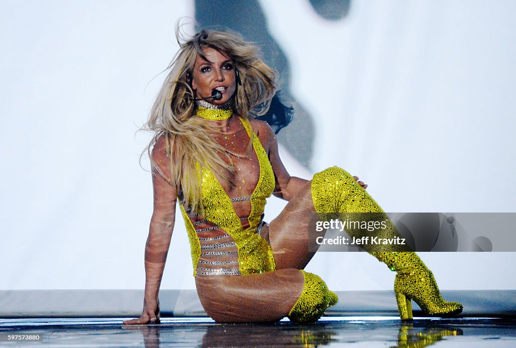2016 MTV Video Music Awards - Show