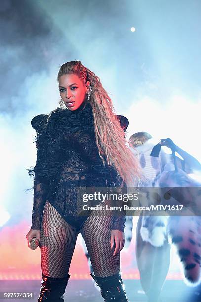 Beyonce Vma Performance Photos and Premium High Res Pictures - Getty Images