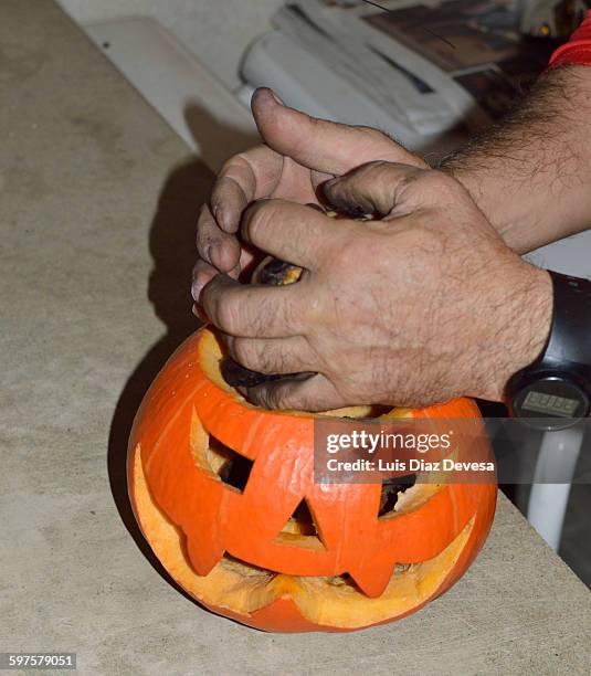 pumpkin full of roasted chesnuts - maroni stock-fotos und bilder