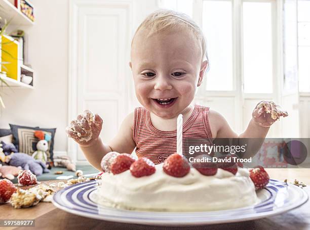 baby boy with his first birthday cake - un solo niño bebé fotografías e imágenes de stock