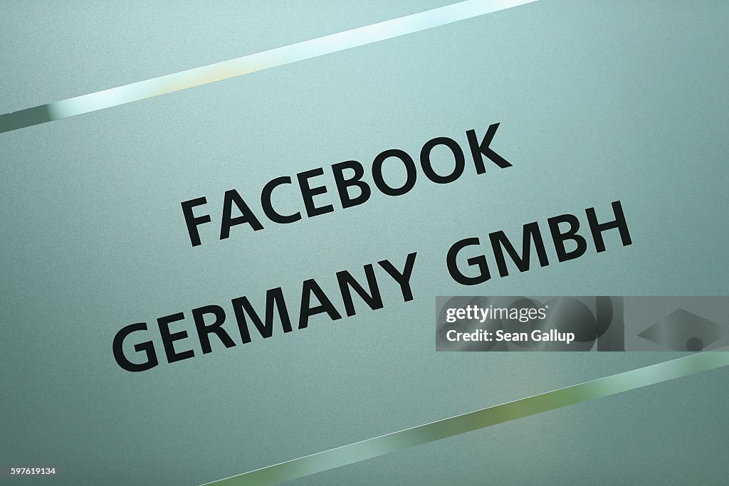 De Maiziere Visits Berlin Facebook Offices