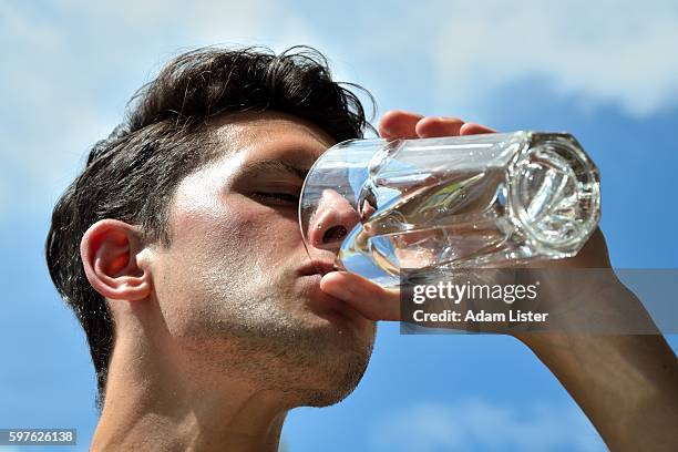 drinking water - man drinking water fotografías e imágenes de stock
