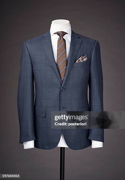costume d’affaires homme sur fond gris - veste de costume photos et images de collection