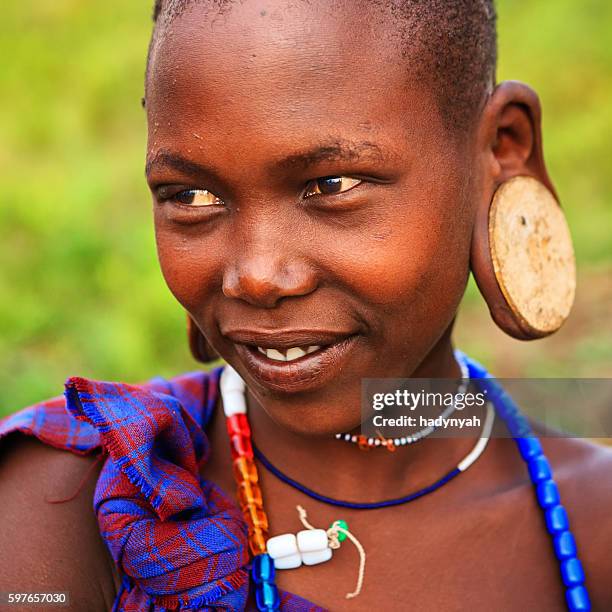 junge frau aus mursi-stamm, äthiopien, afrika - mursi tribe stock-fotos und bilder