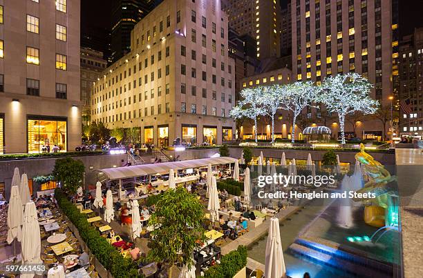 elevated view of restaurant and rockefeller centre at night, new york, usa - centro rockefeller - fotografias e filmes do acervo