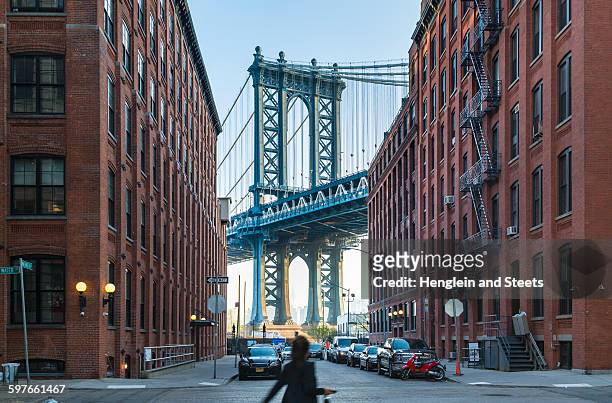 manhattan bridge and apartment buildings, new york, usa - manhattan bridge stockfoto's en -beelden