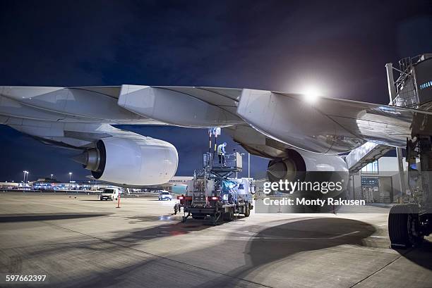 refuelling a380 aircraft on runway at night - refuelling stock pictures, royalty-free photos & images