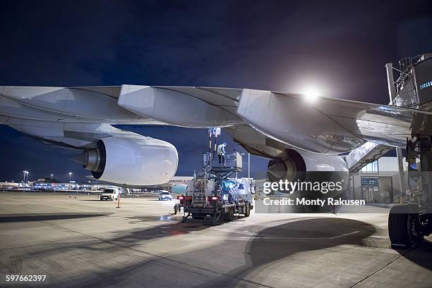 refuelling a380 aircraft on runway at night - aircraft refuelling stock pictures, royalty-free photos & images