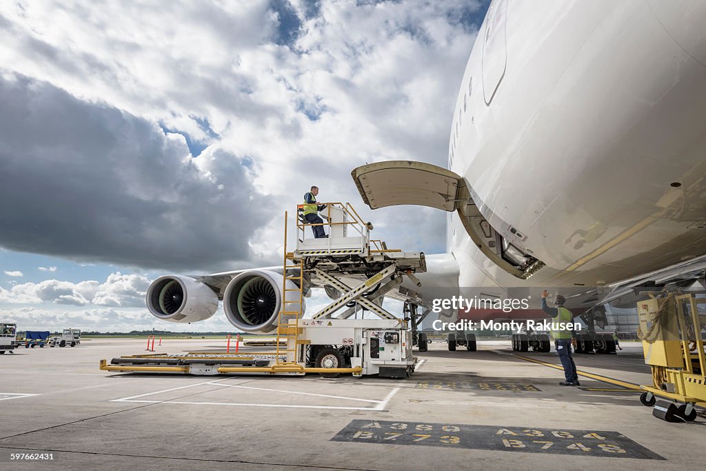 Freight handling machinery with A380 aircraft