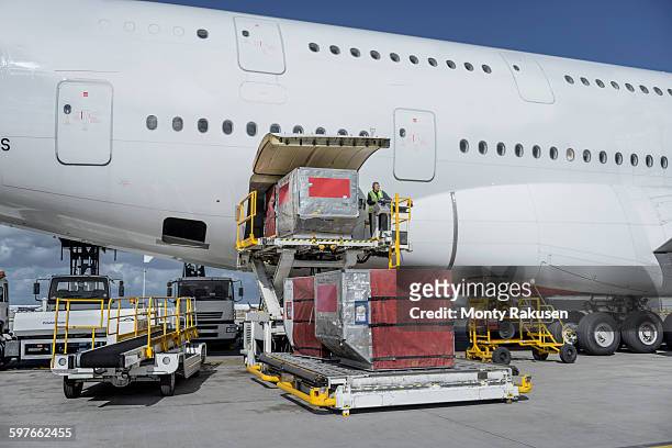 ground crew loading freight and luggage into a380 aircraft - cargo pants stock-fotos und bilder