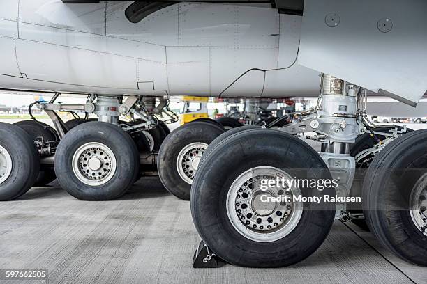 view of a380 aircraft landing gear and wheels - landing gear - fotografias e filmes do acervo