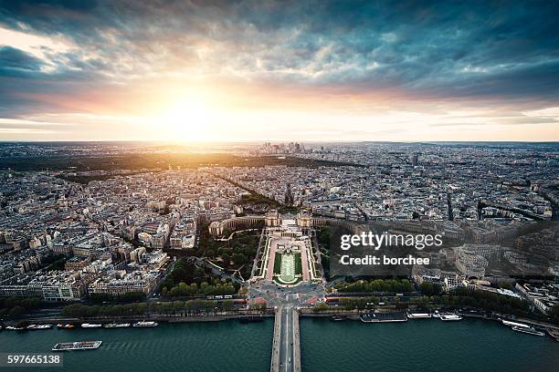 sonnenuntergang in paris - palais de chaillot stock-fotos und bilder