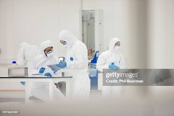 scientists working in laboratory - sala limpa imagens e fotografias de stock
