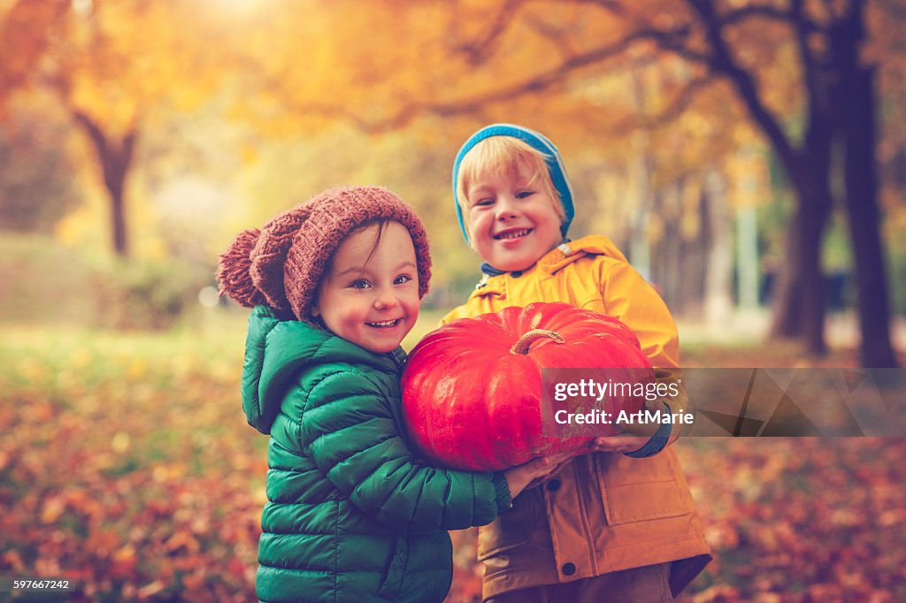 Kinder im Herbstpark zu Halloween