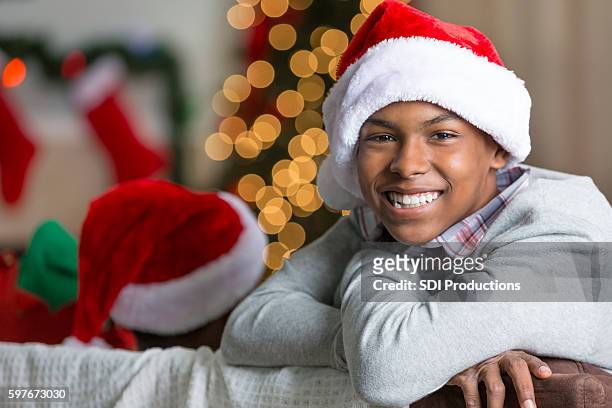 schöne afroamerikanische teenager entspannt an heiligabend - stocking tops stock-fotos und bilder