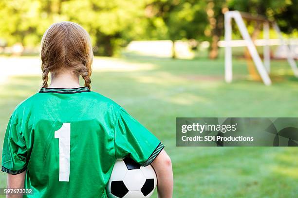 vista trasera del jugador de fútbol reflexivo pensando en el juego - blond hair girl fotografías e imágenes de stock